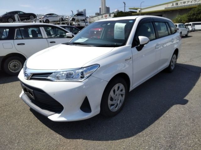 7430 Toyota Corolla fielder NKE165G 2018 г. (LUM Kobe Nyusatsu)